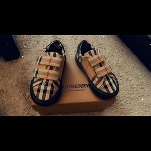 Burberry Toddler Sneaker Size 23 (US 7)